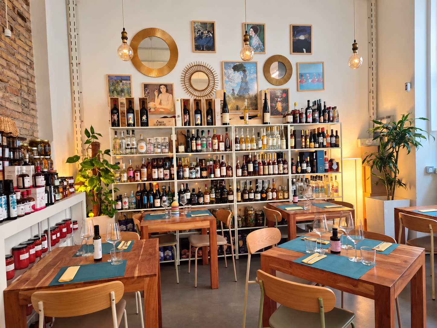 Sala di Enoteca Ponziani con tavoli apparecchiati e selezione di vini